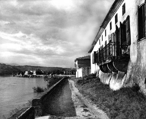 façade de Moly Sabata vue du chemin de halage